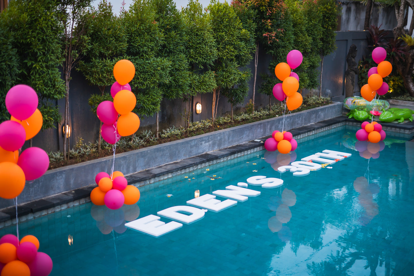 FLOATING POOL DISPLAY